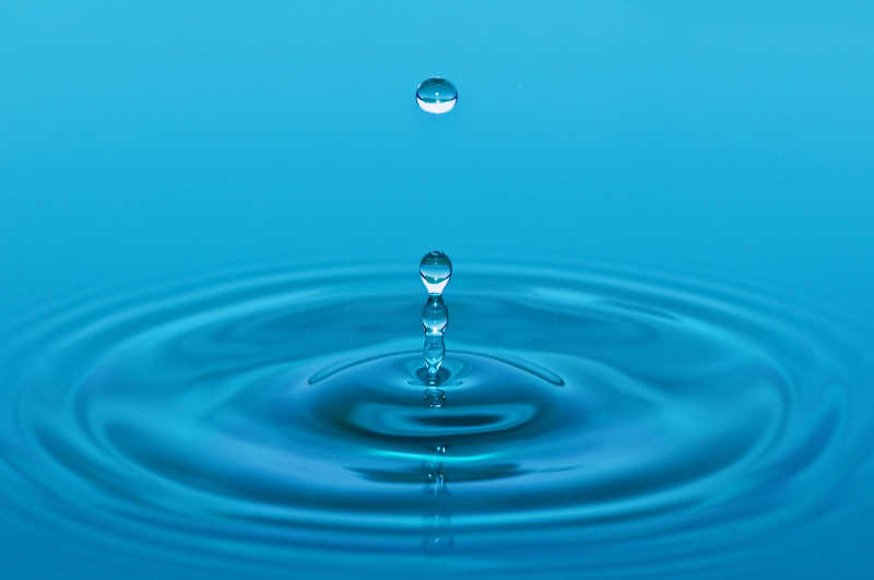 水滴与波纹图片 蓝色水滴滴落形成的波纹素材 高清图片 摄影照片 寻图免费打包下载