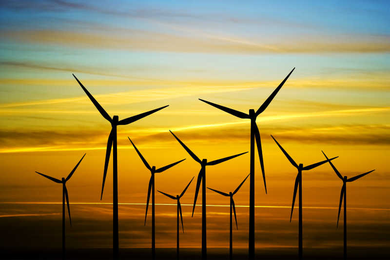 日落晚霞下的风力发电