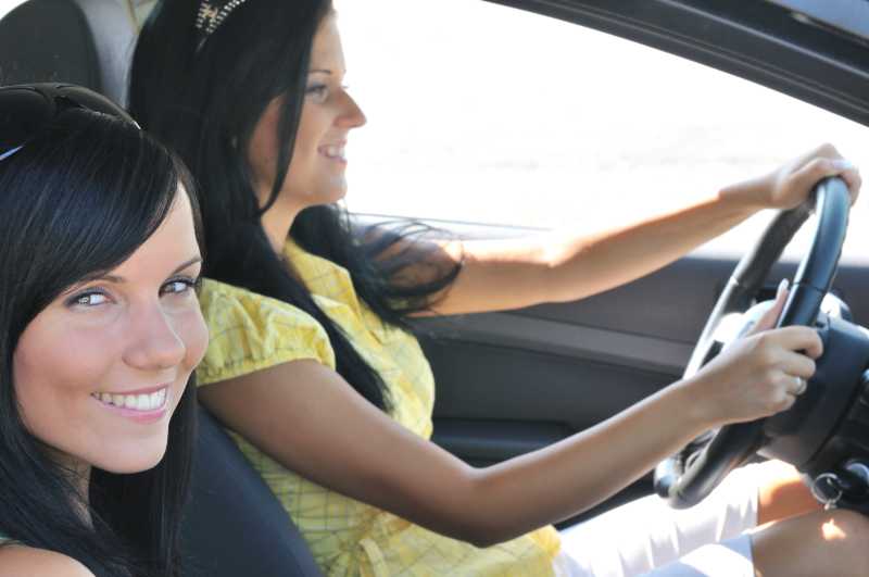 美女司机和朋友