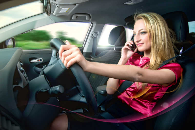 美女驾驶员驾驶汽车打电话