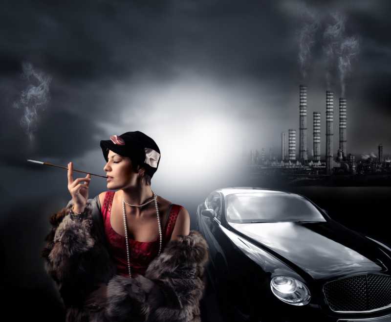 豪华轿车旁的穿着毛皮大衣的美女