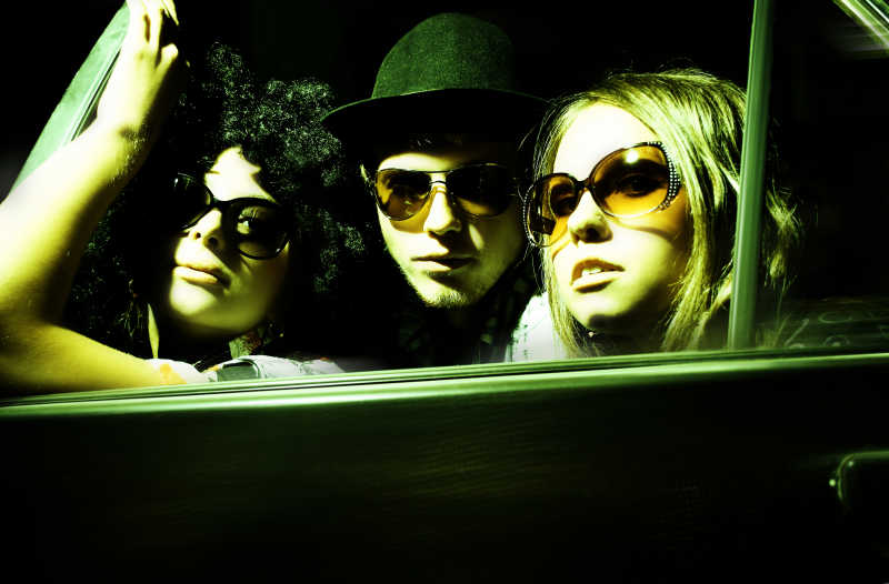 汽车里的三个年轻人