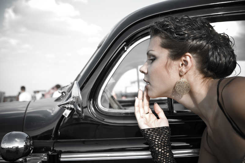 汽车反光镜补妆的美女