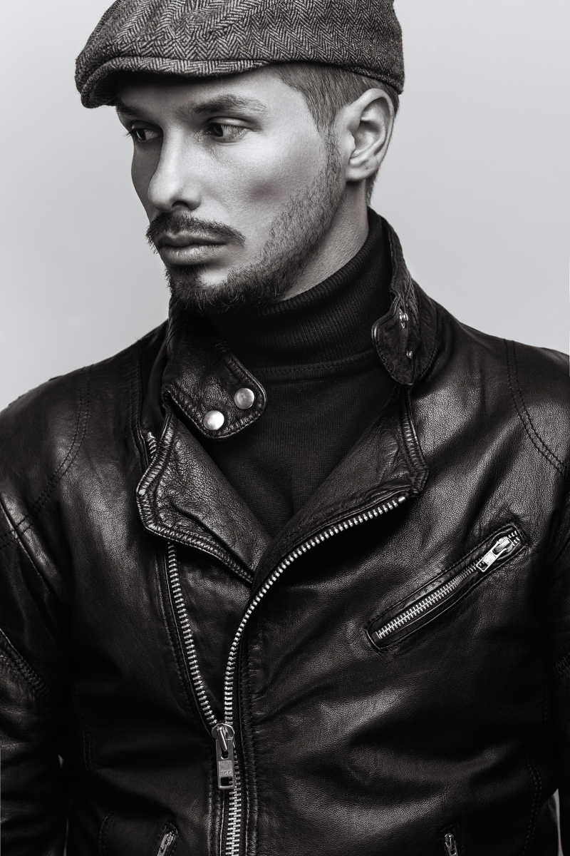 穿着皮夹克的西方模特