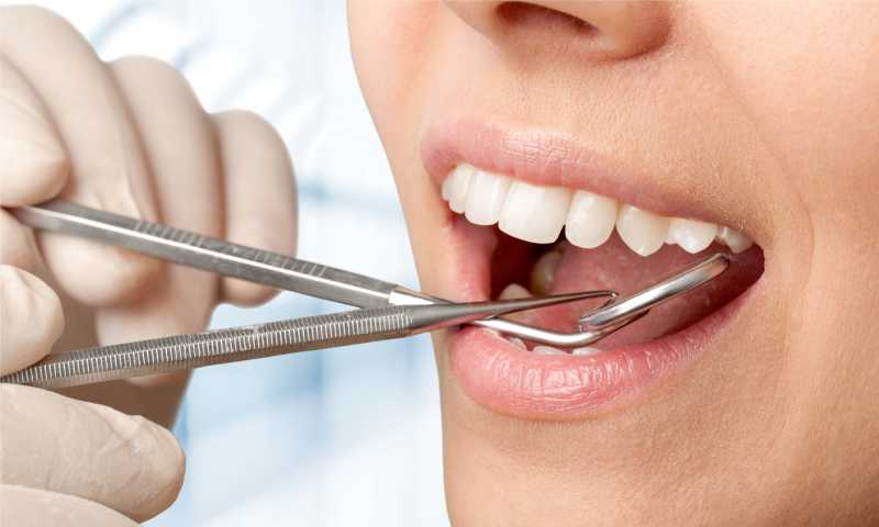 牙医在给女人做牙齿检查