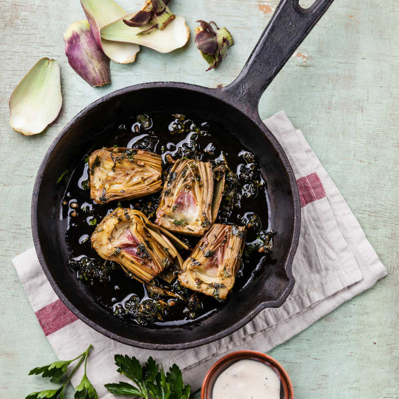 煮熟的朝鲜蓟在铁锅中