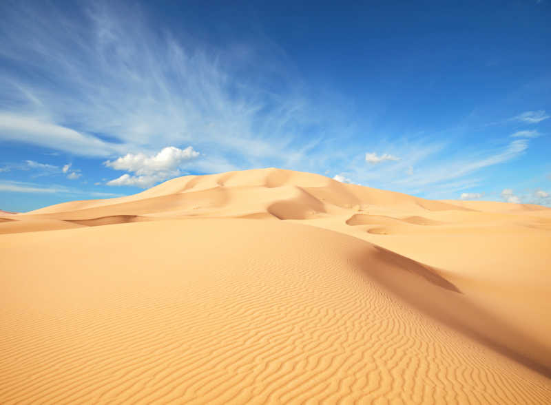 阳光下的沙漠图片 蓝天白云背景下的沙漠素材 高清图片 摄影照片 寻图免费打包下载