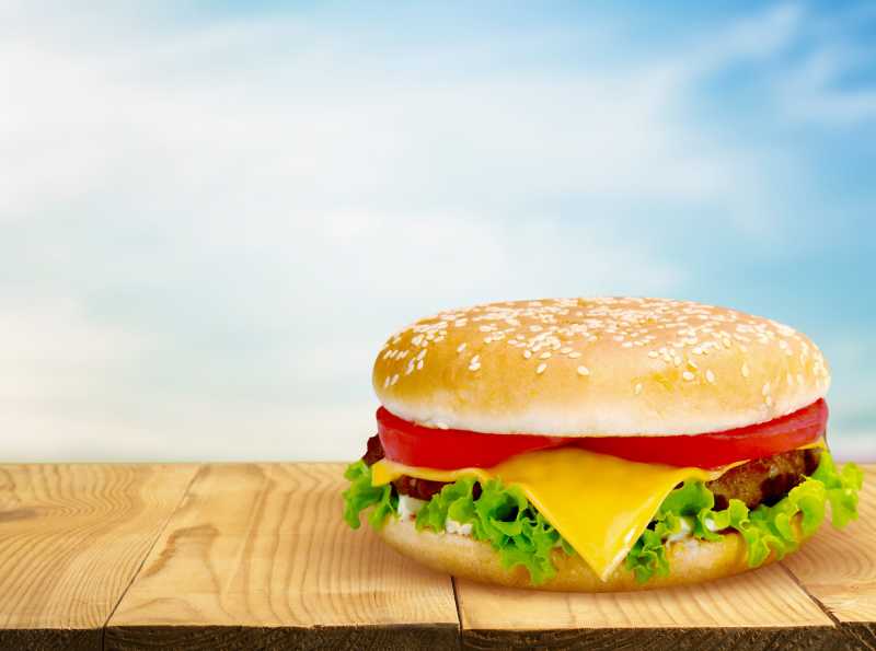 木桌上的汉堡