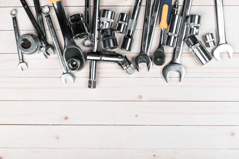 木制背景的工具集