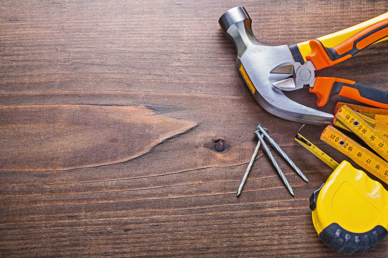 分隔开的羊角锤钉木米卷尺图像钳老式板施工的概念