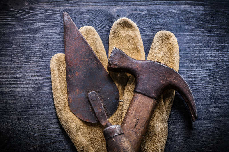 关闭了老式工具羊角锤和腻子油漆刀手套