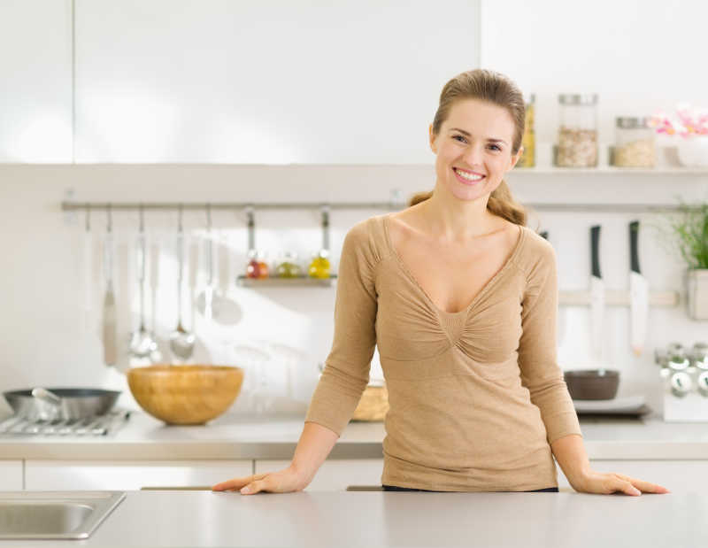 现代厨房中微笑的年轻主妇