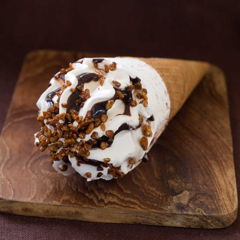 坚果和巧克力冰淇淋