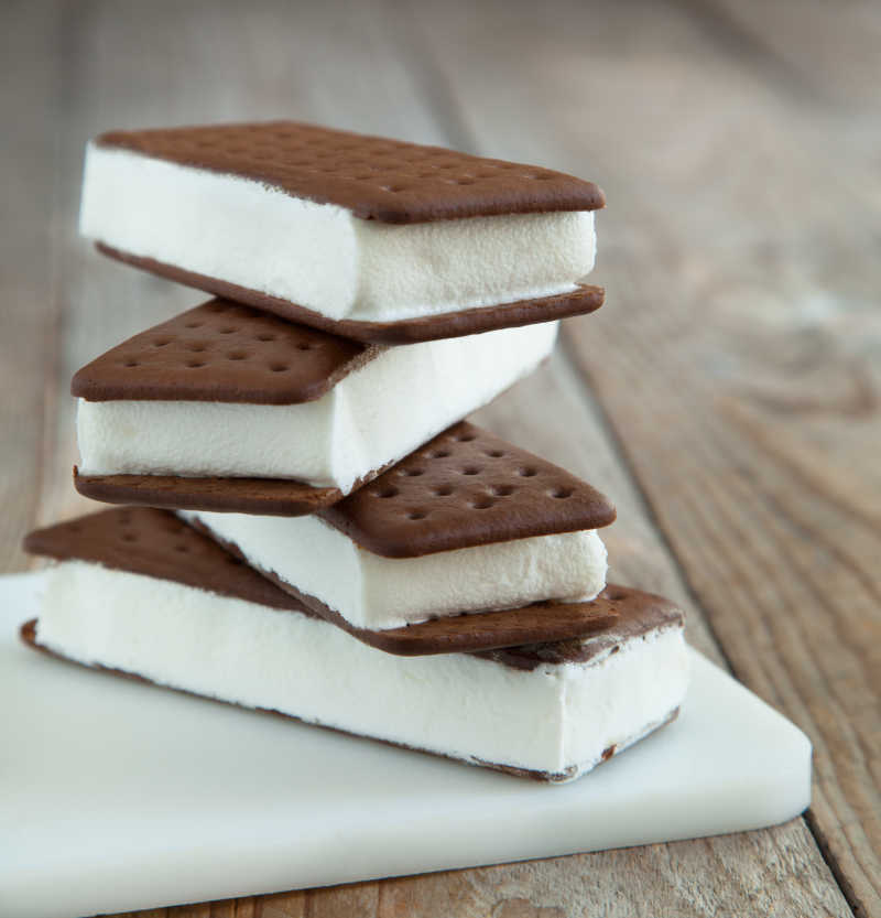 叠成一摞的巧克力饼干