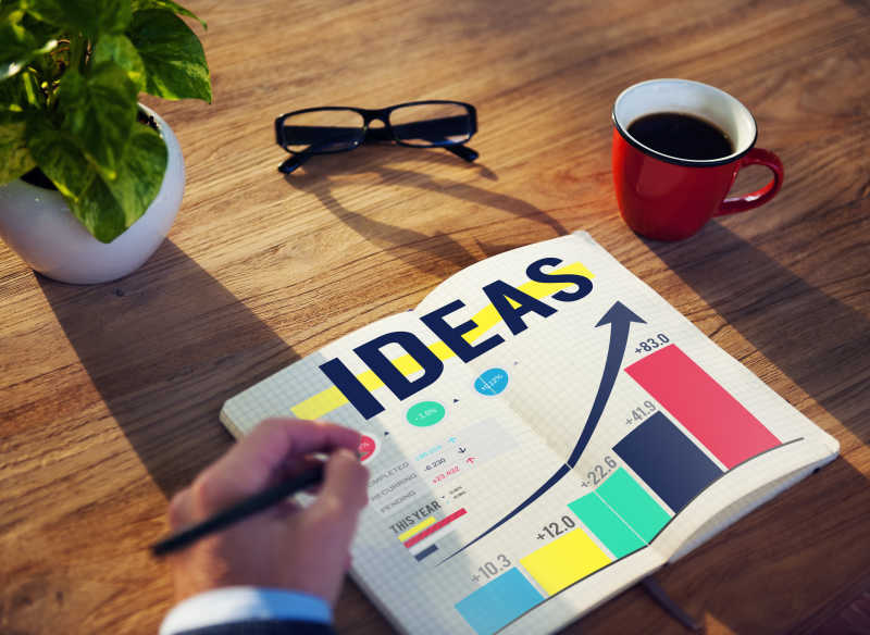 木桌上的概念想法