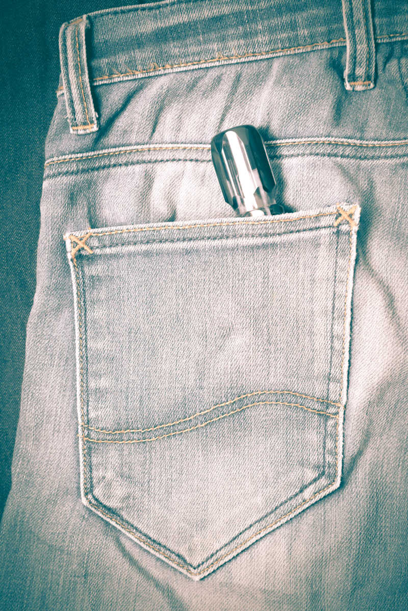 插有笔的牛仔裤后袋特写