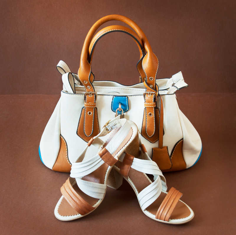 手提包和女士鞋子