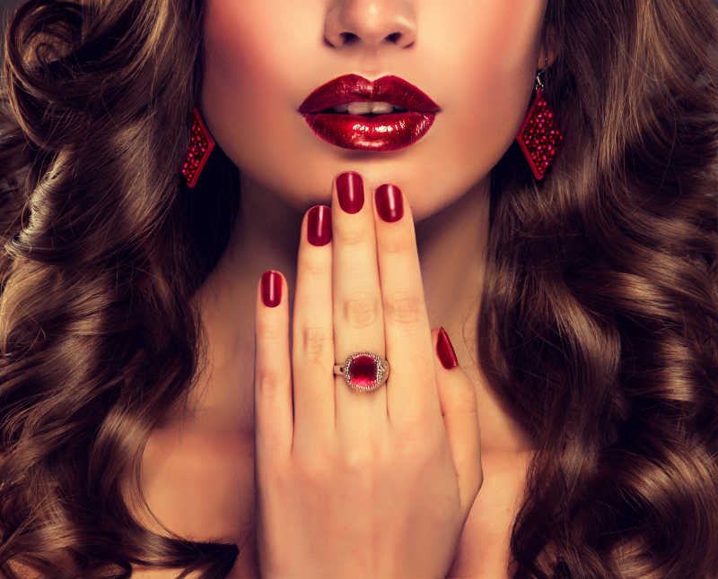 红色闪亮的嘴唇和红色的指甲
