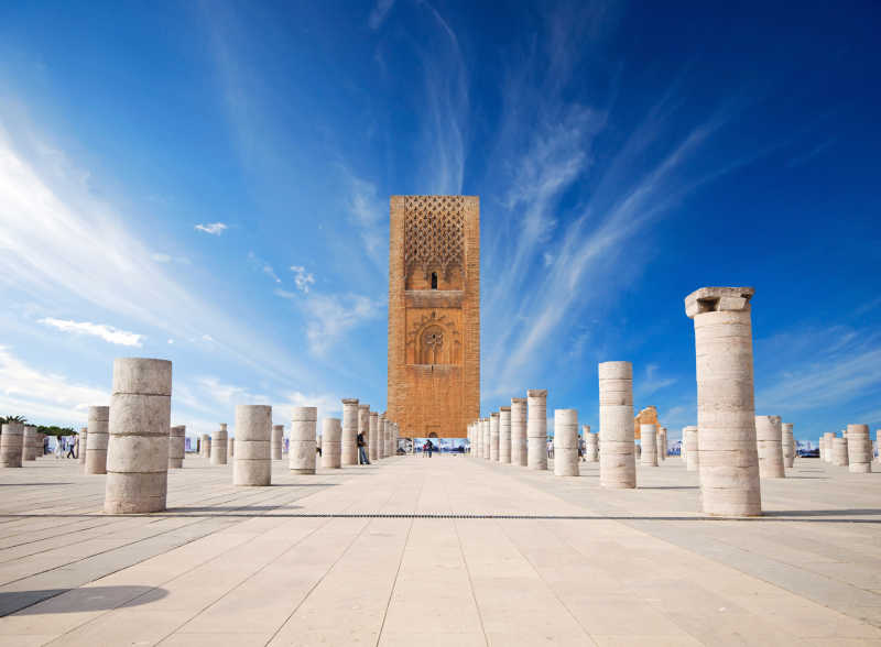 蓝天下在哈桑广场的石柱和塔