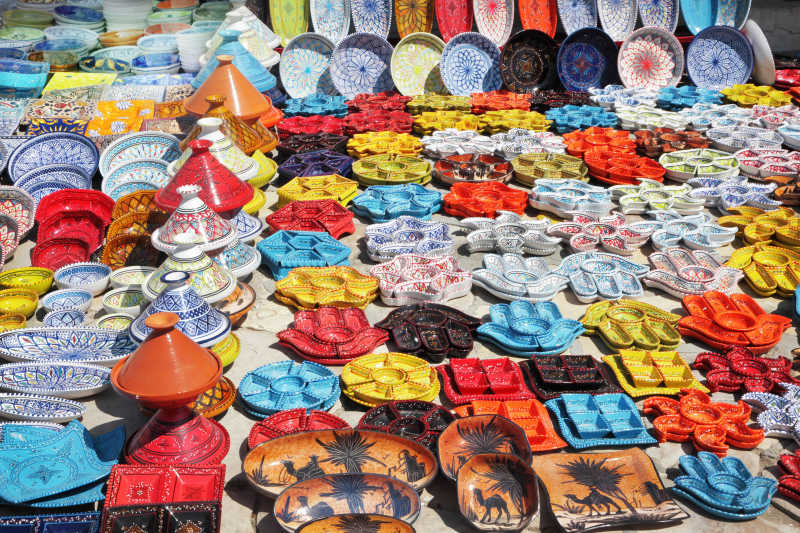 地上整齐摆放的色彩缤纷的瓷器