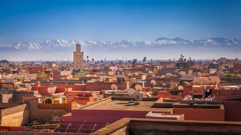 白雪覆盖的阿特拉斯山脉背景下的摩洛哥马拉喀什的全景