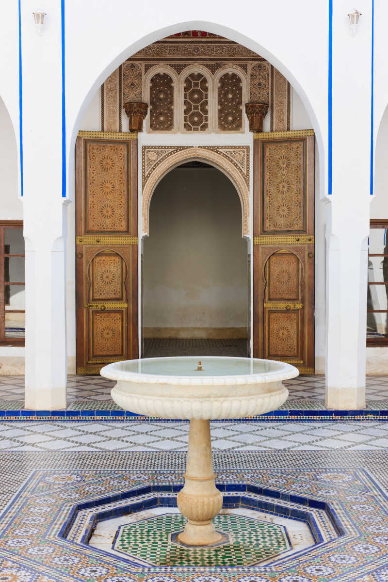 摩洛哥风格的拱门与喷泉池