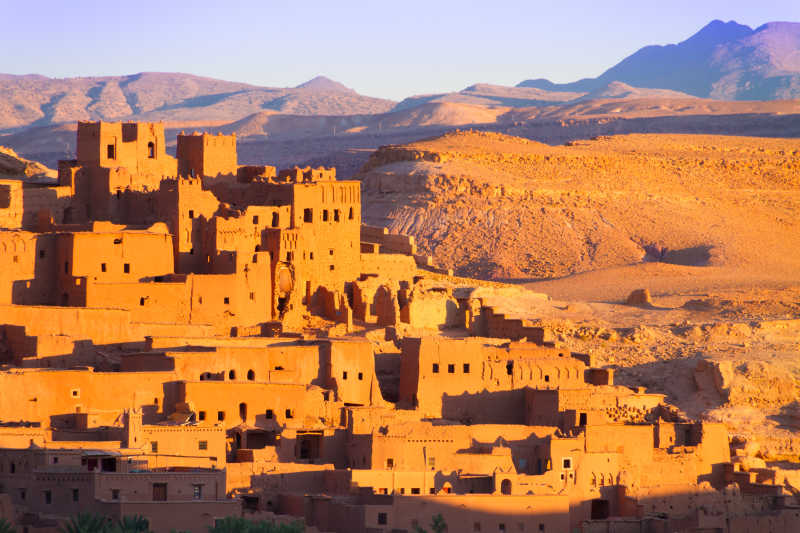 土色的群山下的摩洛哥风格城堡