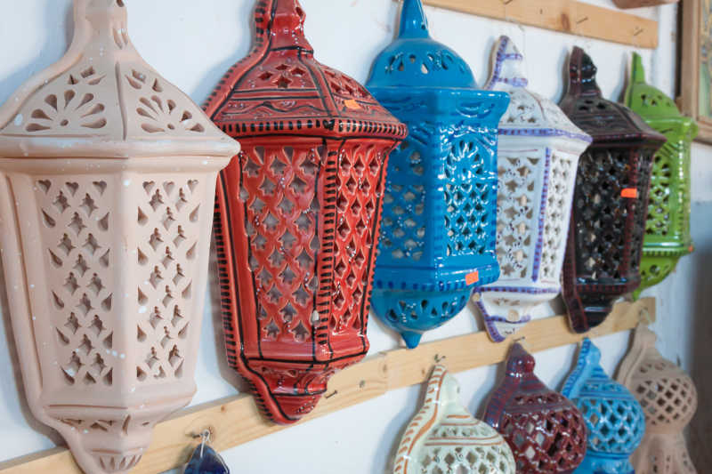 市场上摆放整齐的各色陶器