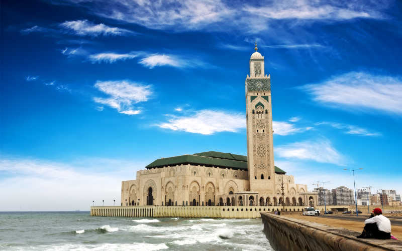 蓝天白云背景下海边的哈桑二世清真寺
