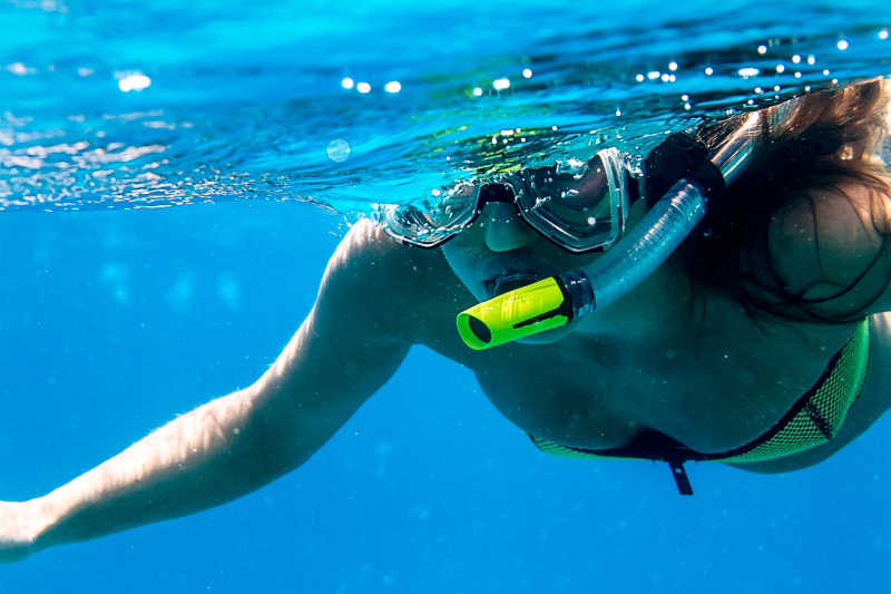 潜水的美丽女孩