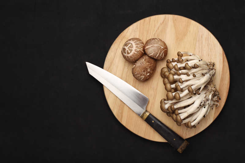 砧板上的香菇和姬菇