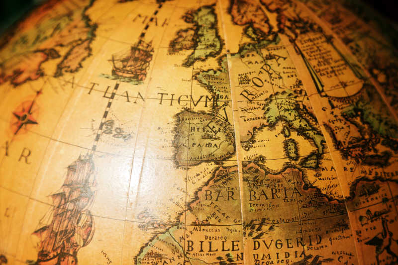 黑色背景下黄色地球仪上的欧洲西部和非洲北部