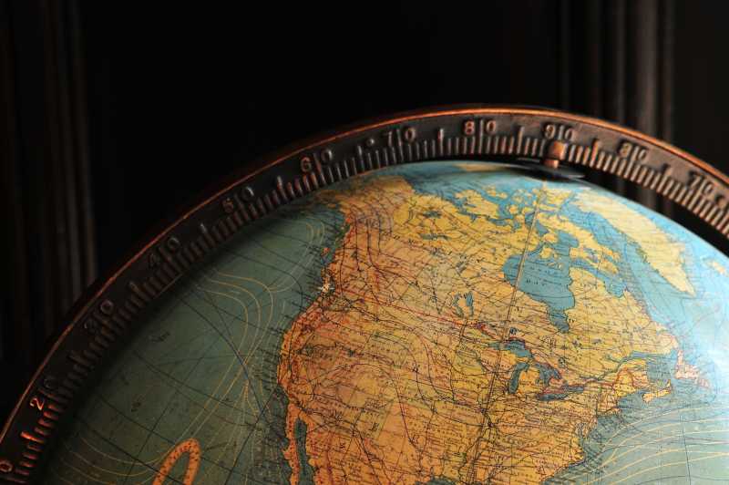 黑色背景下的地球仪上美洲版图