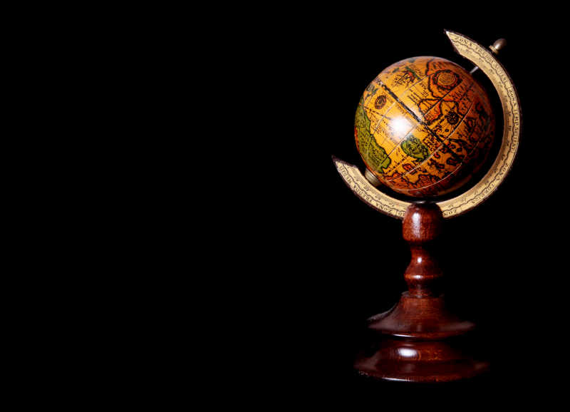 黑色背景下的黄色地球仪