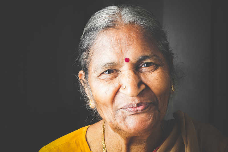 一位面带微笑印度老妇人