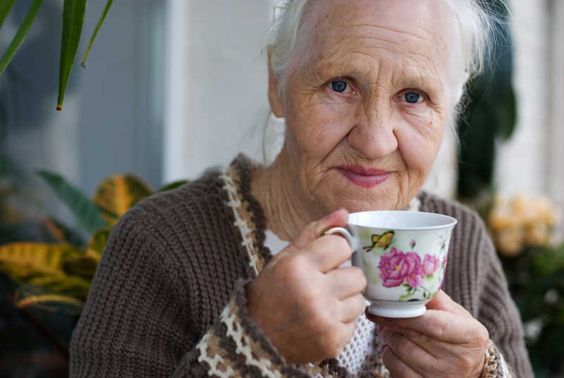 阳台上喝茶的老妇人