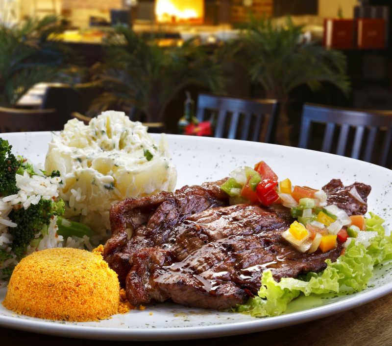 烤肉和蔬菜装饰