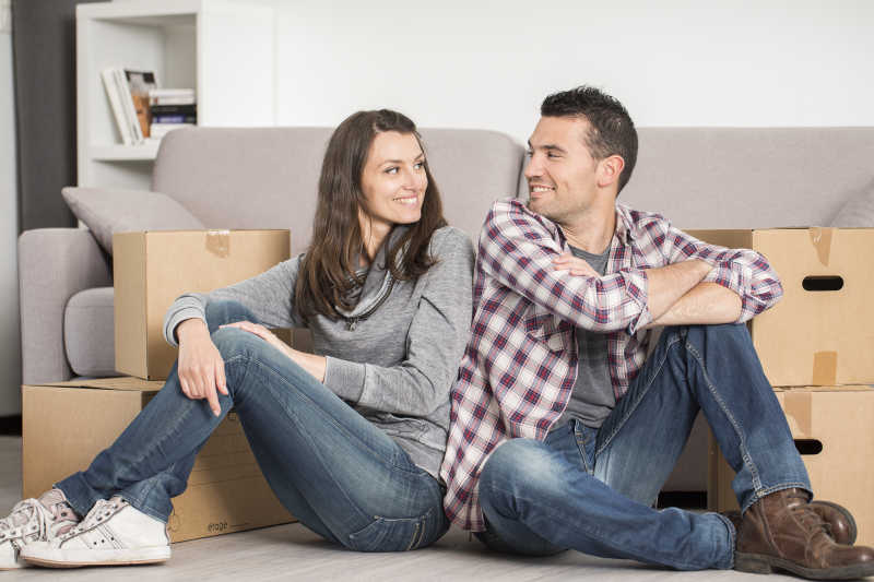 搬到新家的年轻夫妇