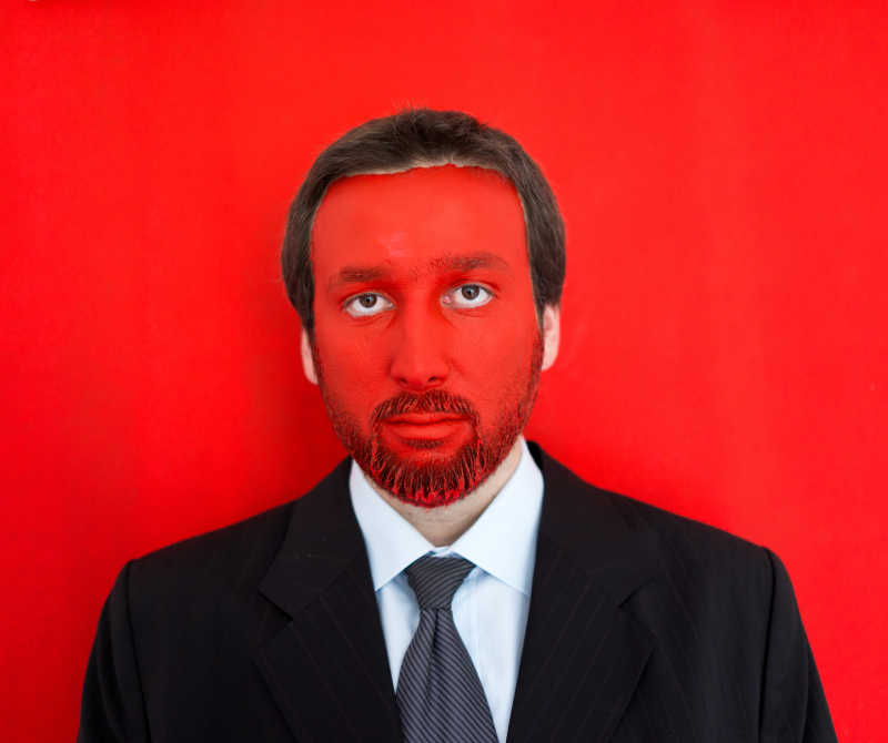 红色背景与红脸的男子