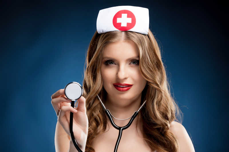 拿着听诊器的美女护士