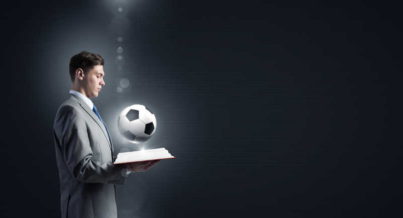 商人手里书上的足球