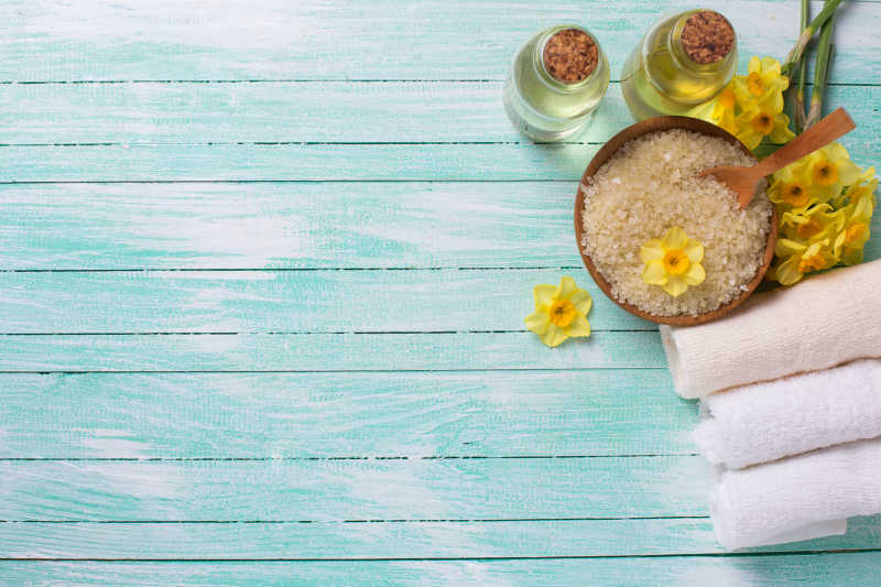 木板上的水疗产品