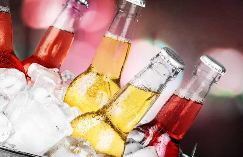 苏打水汽水在绚丽背景下