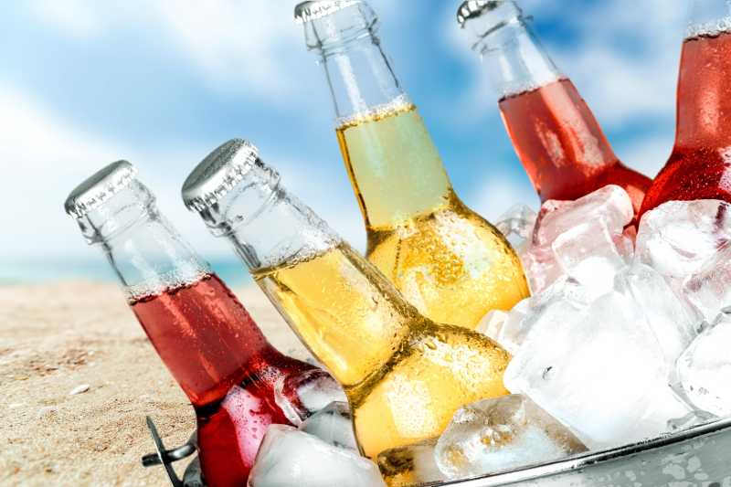 沙滩上的冰镇瓶装苏打水