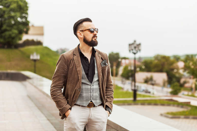 公园里时尚帅气的男子