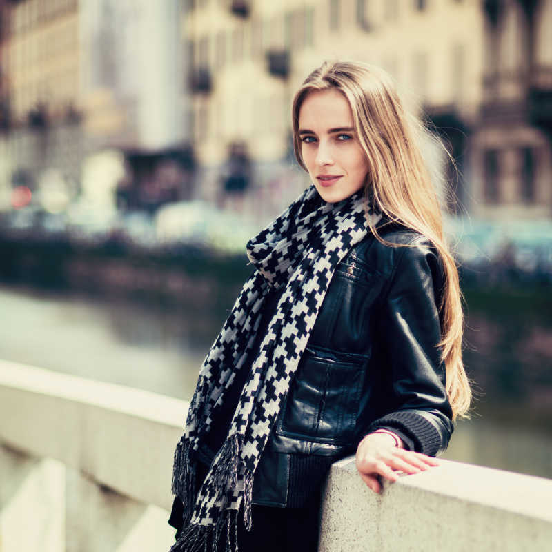 站在码头行美丽帅气的美女模特