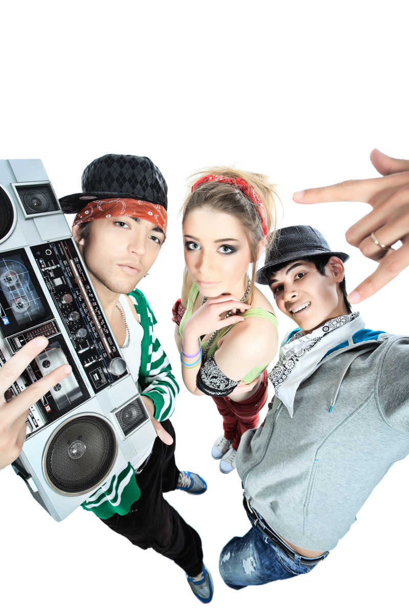 跳街舞的三个青少年