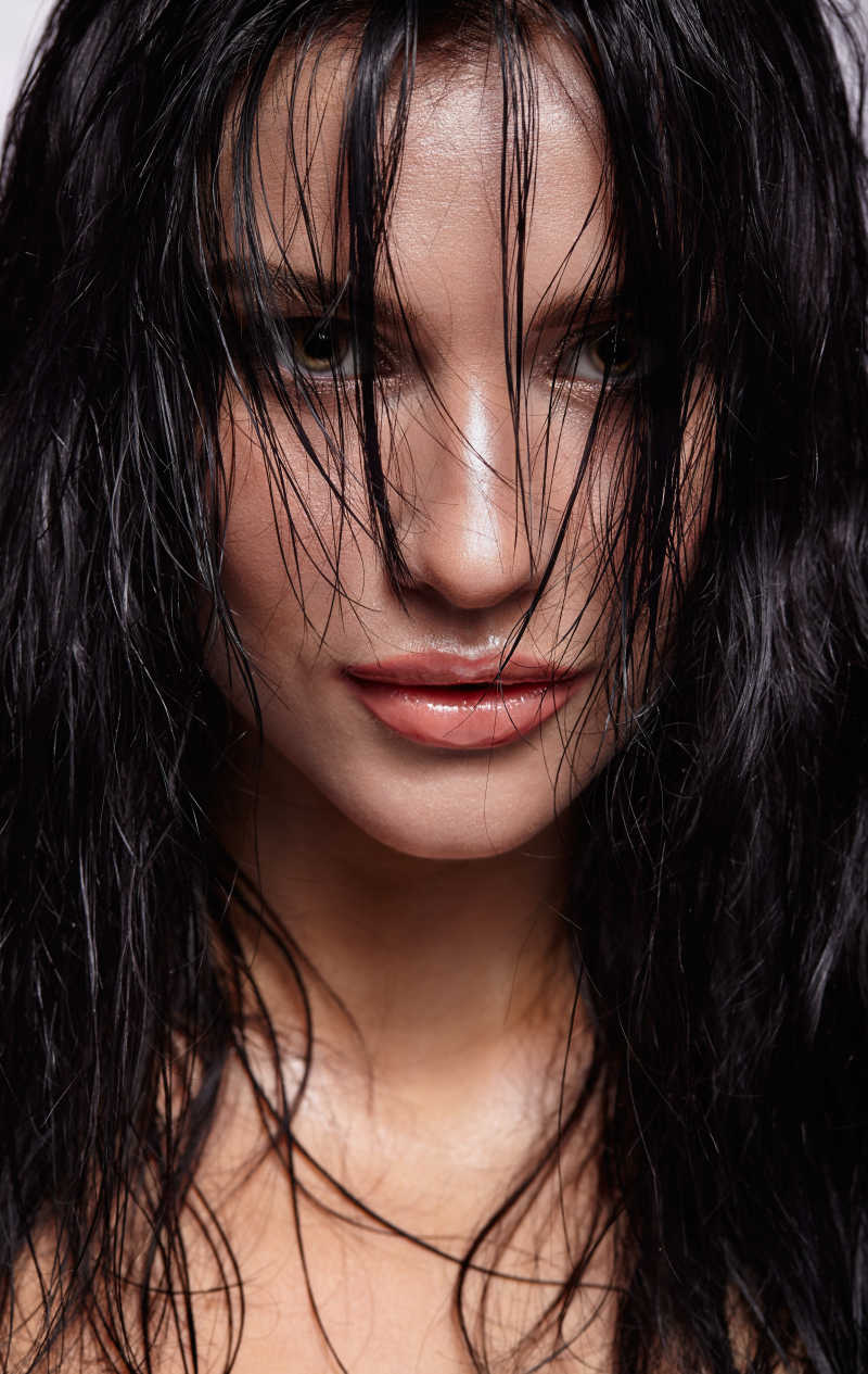 湿化妆的黑发女人特写