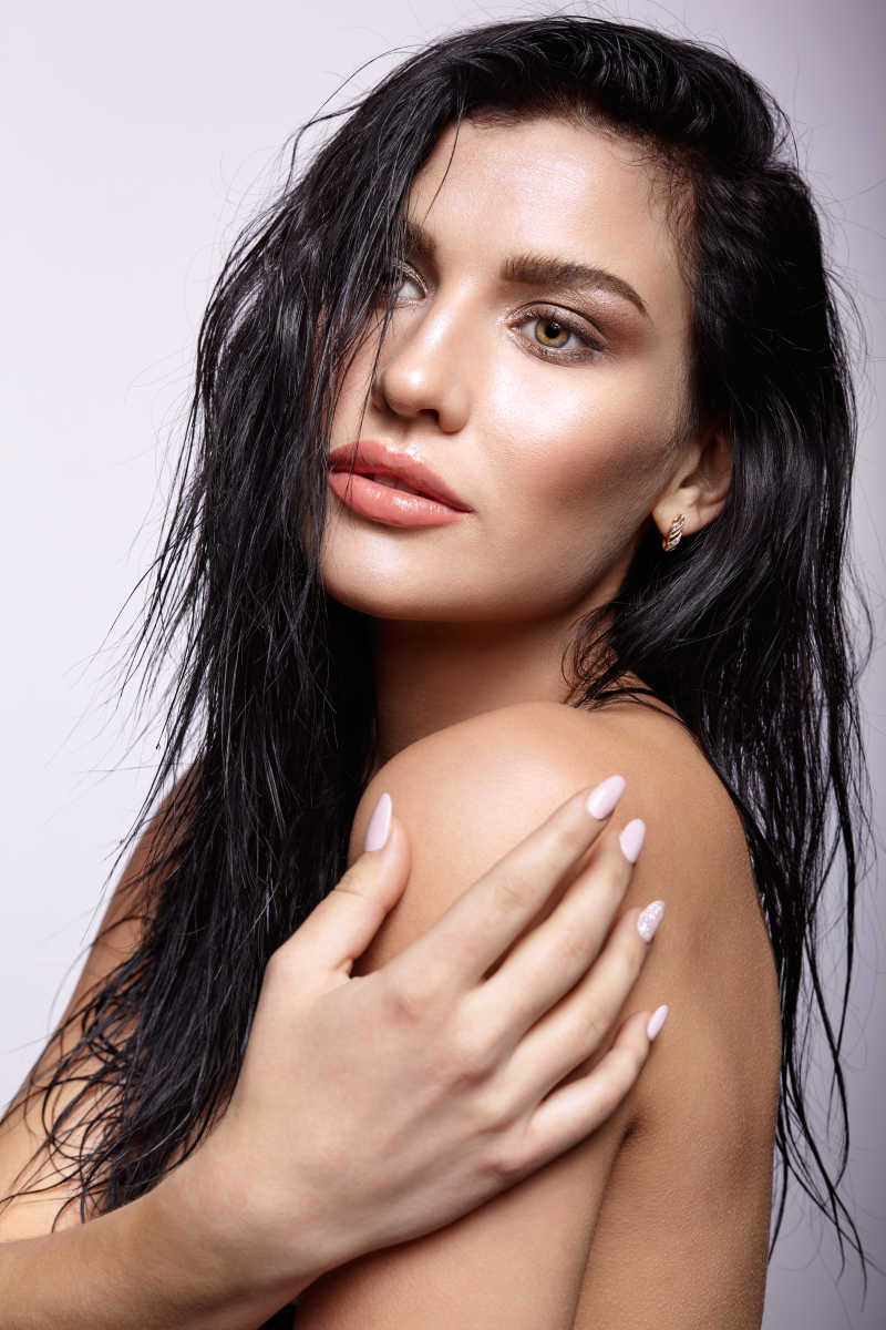 黑发女人手放在肩上