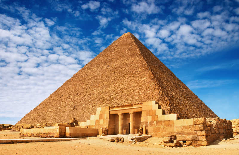 蓝天白云下的埃及金字塔